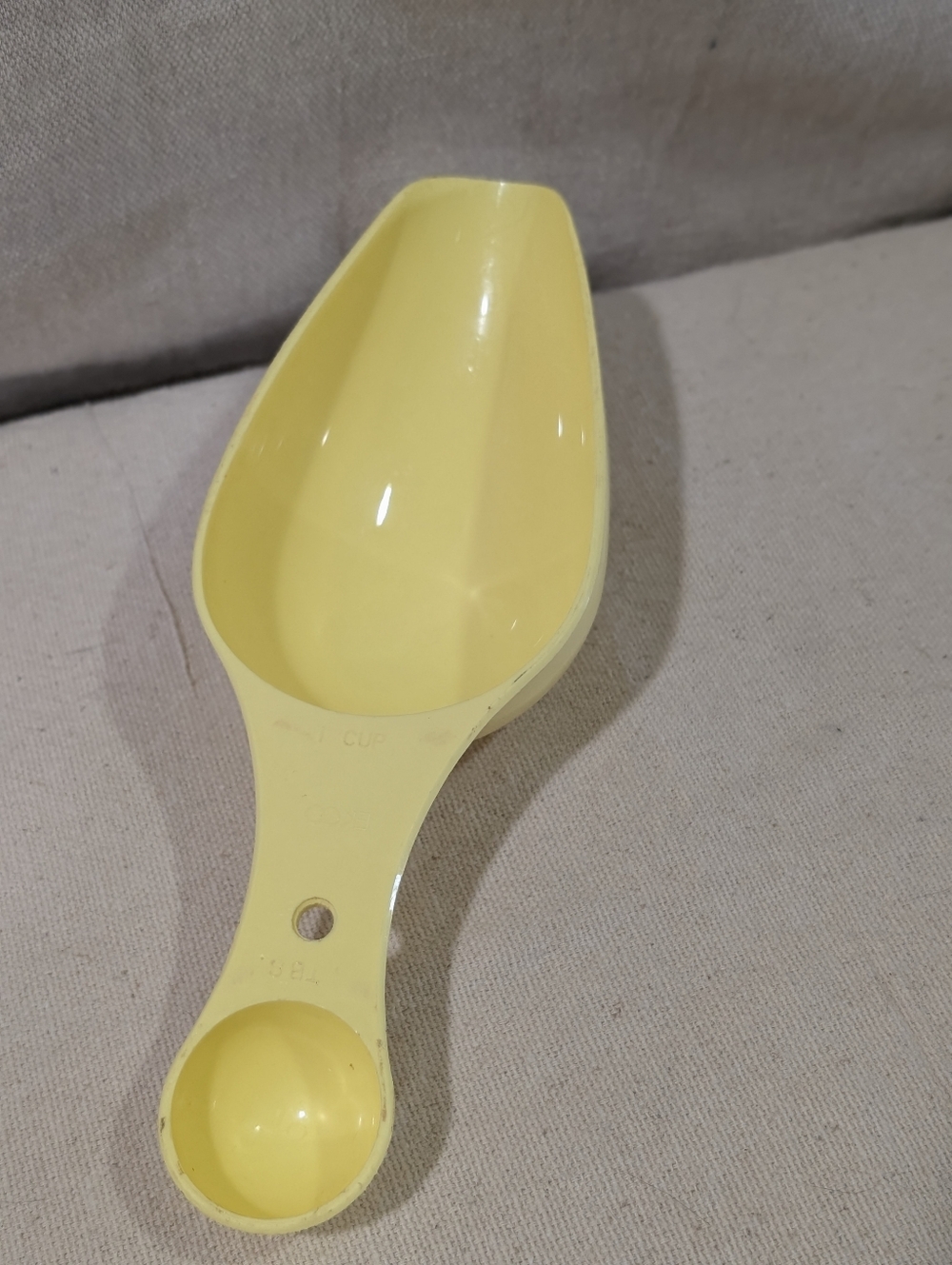 Vintage EKCO yellow plastic scoop 1 cup/ 1 TBSP duo kitchen grannycore retro